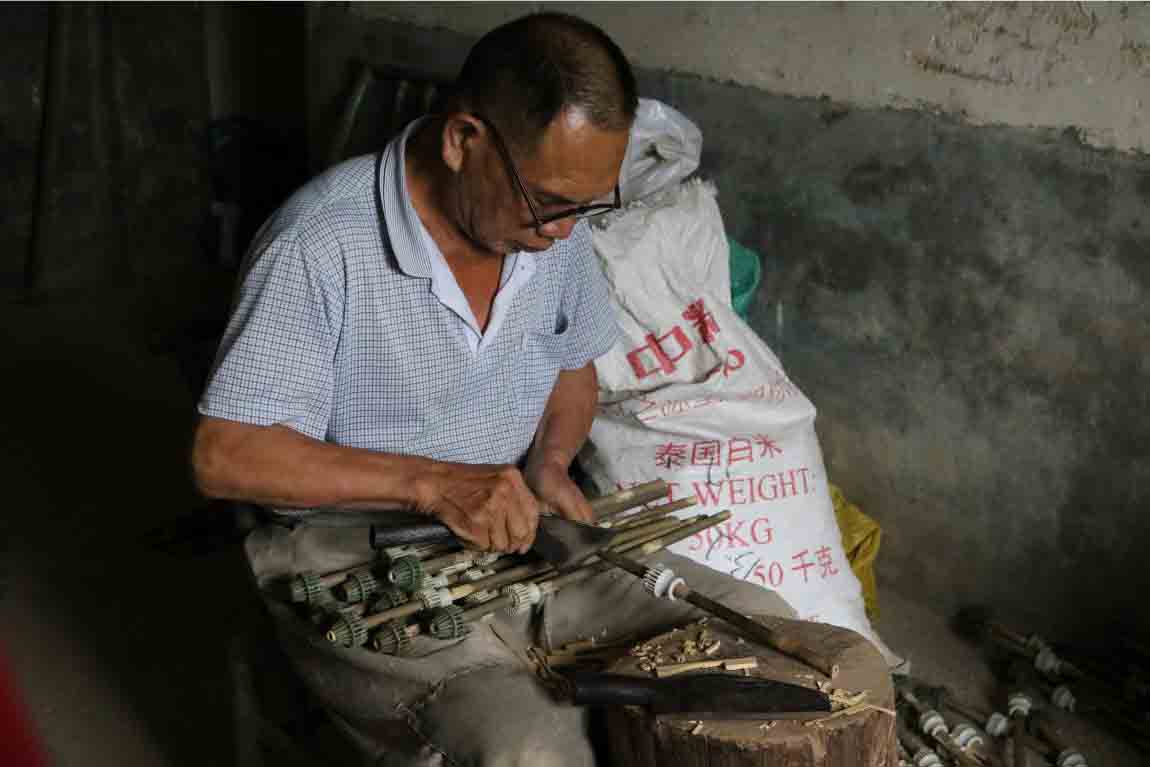 走访当地小作坊,采访制作跳子的匠人.jpg