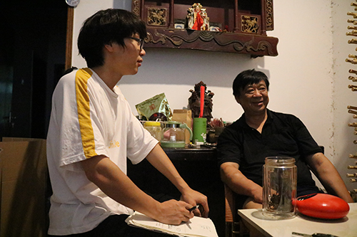 实践队员正在采访“竹缘伞业”工厂老板赵文超先生,了解纸伞工艺现状.JPG